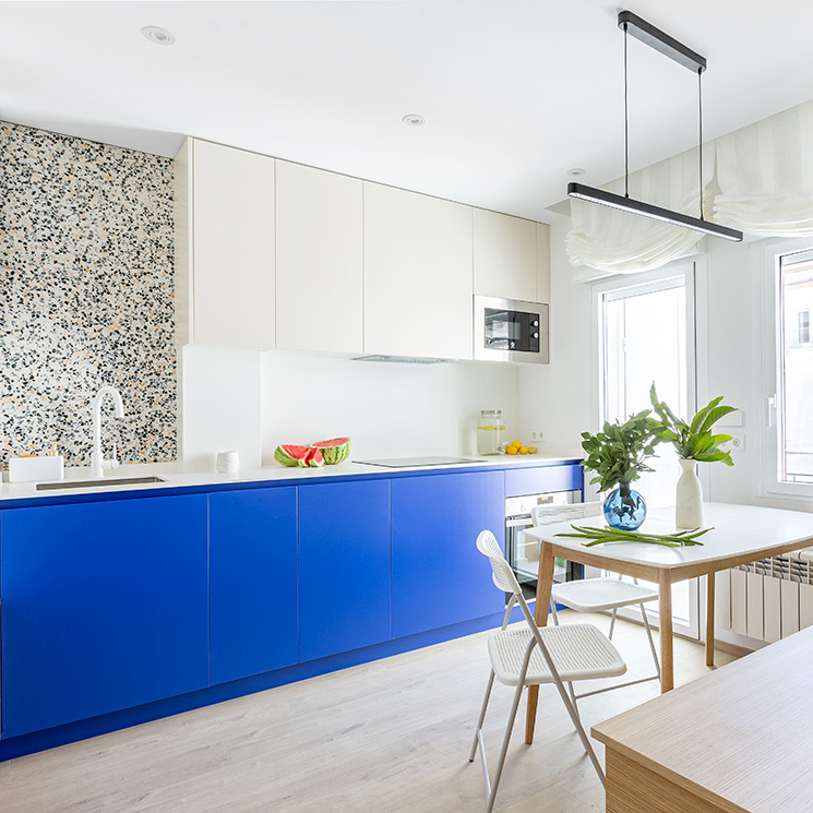 Renueva la cocina SOLO con color. Llévalo a muebles y revestimientos, como marca la tendencia