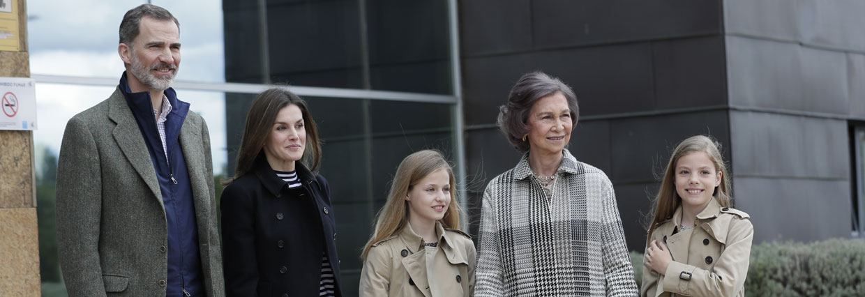 La princesa Leonor y la infanta Sofía visitan, junto a los Reyes y de la mano de doña Sofía, a don Juan Carlos