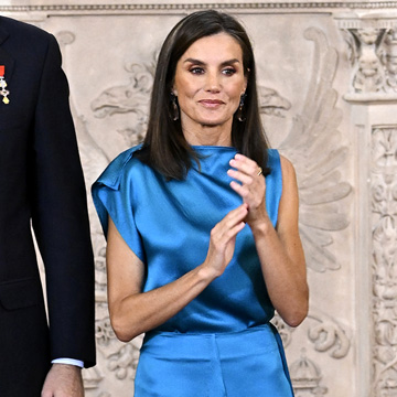 La reina Letizia recicla un vibrante conjunto español con pendientes XL para un día histórico en España