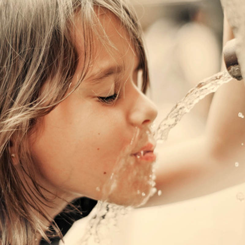 Consumir agua de mineralización débil, ¿una moda?