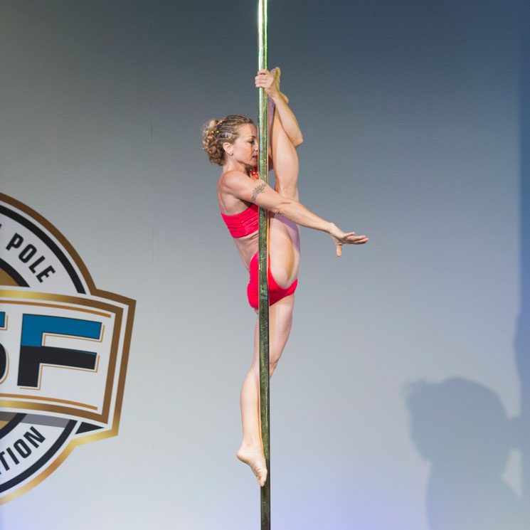 Si el gimnasio no te convence, prueba el 'pole dance' y sus beneficios