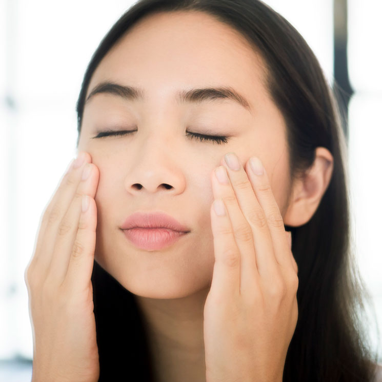 Practica estos sencillos ejercicios faciales para relajarte y estirar el rostro
