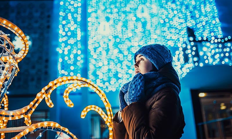 Luces de Navidad que alumbran un mes entero: descubre la contaminación lumínica 