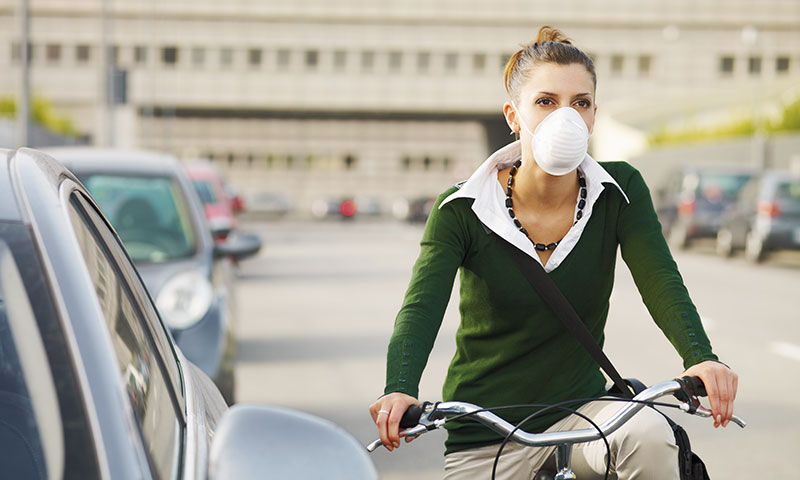 Chica con mascarilla contra la contaminación