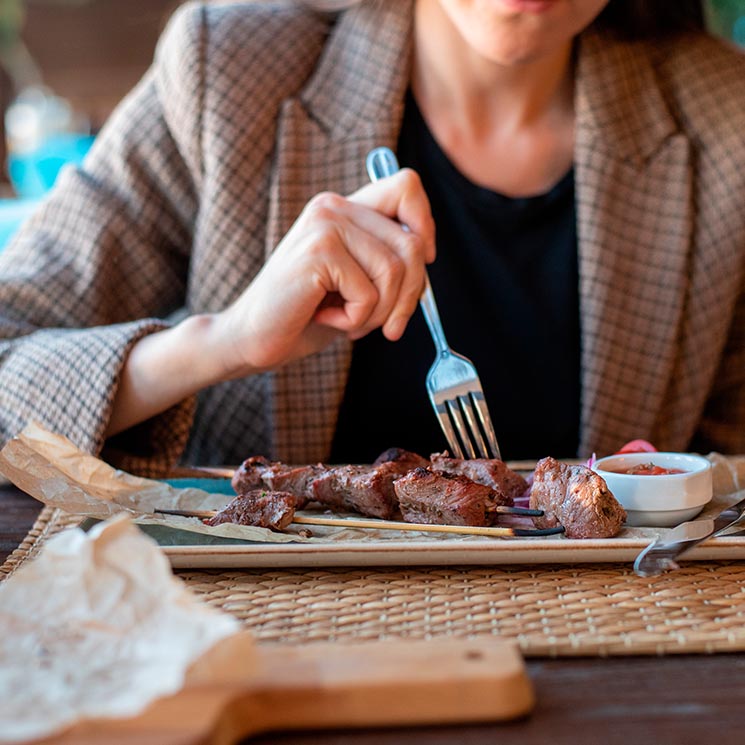 Esto es lo que dice la ciencia sobre los alimentos cancerígenos