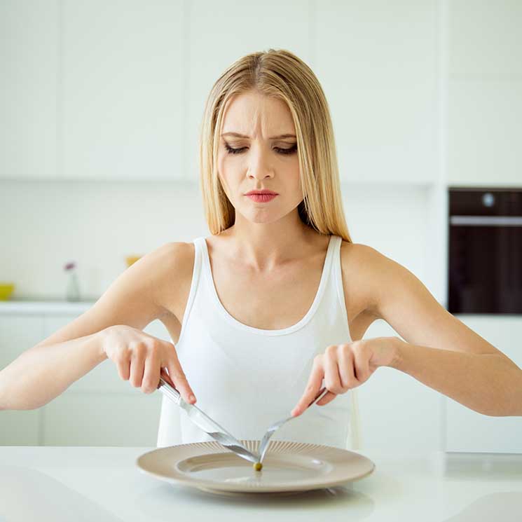 Aunque te pases con la comida, no dejes de comer para compensar