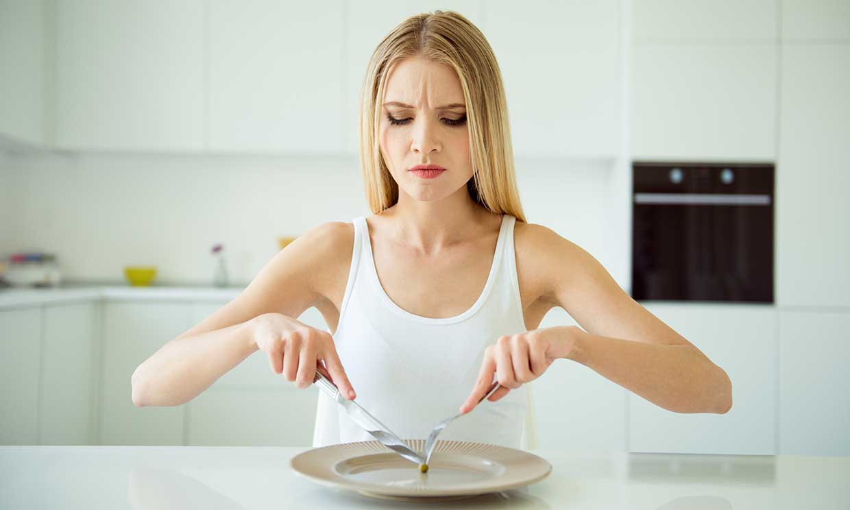 Aunque te pases con la comida, no dejes de comer para compensar