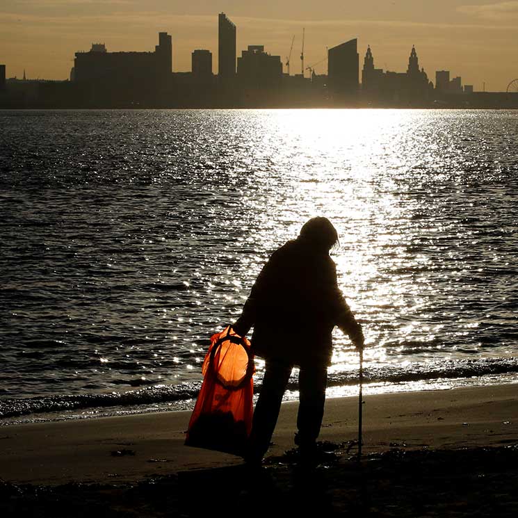 'Action Nan', así es la abuela de 70 años que limpió 52 playas de basura en un año