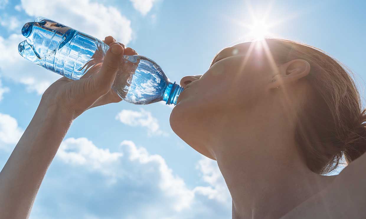 beber-agua-pero-no-demasiada