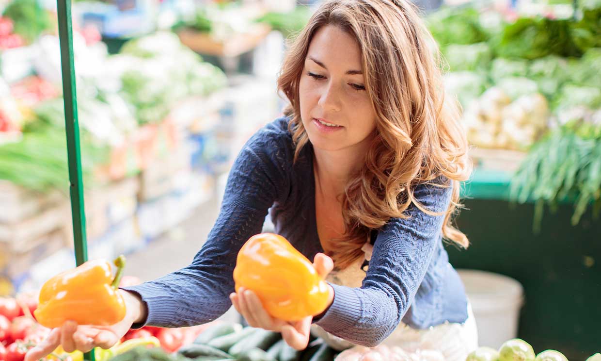 Verduras que nunca deberías comer crudas, y otras que pierden sus propiedades cuando las cocinas