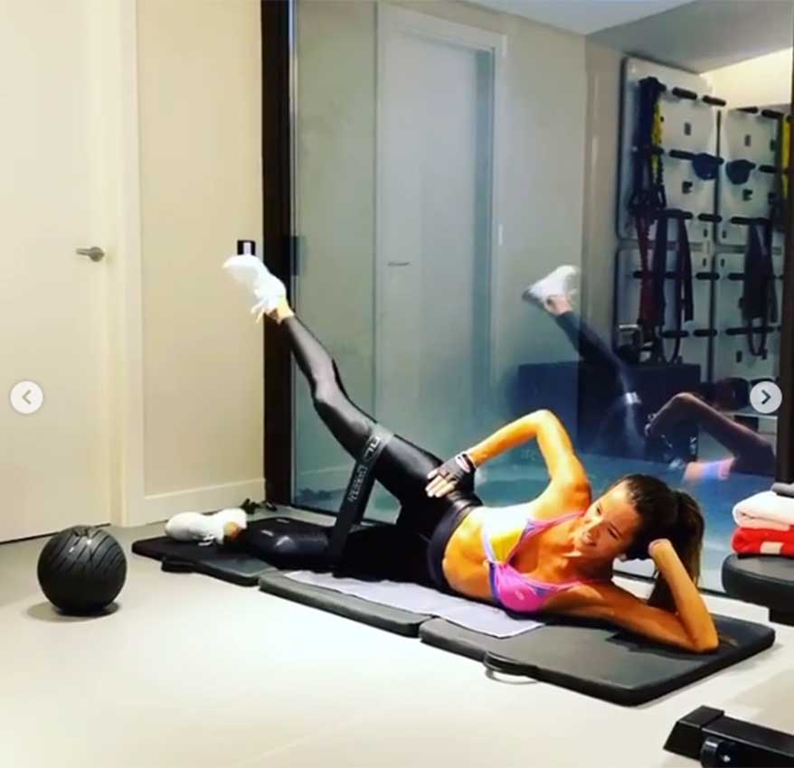 Malena Costa haciendo ejercicios de piernas con bandas elásticas