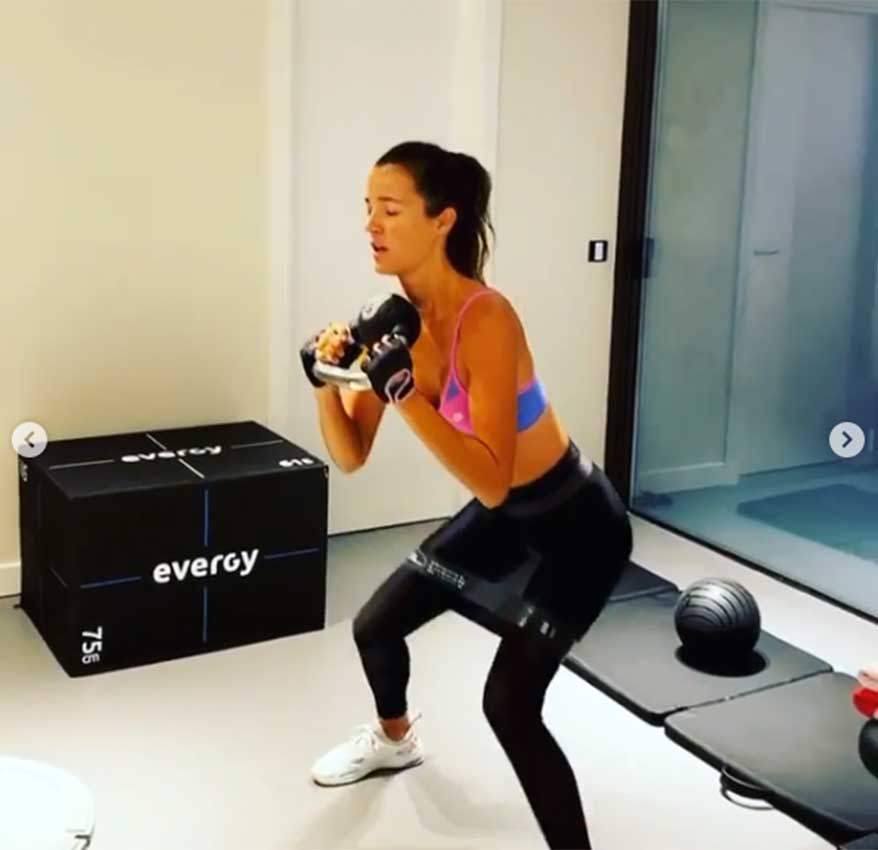 Malena Costa realizando un ejercicio de piernas con desplazamiento lateral con bandas elásticas