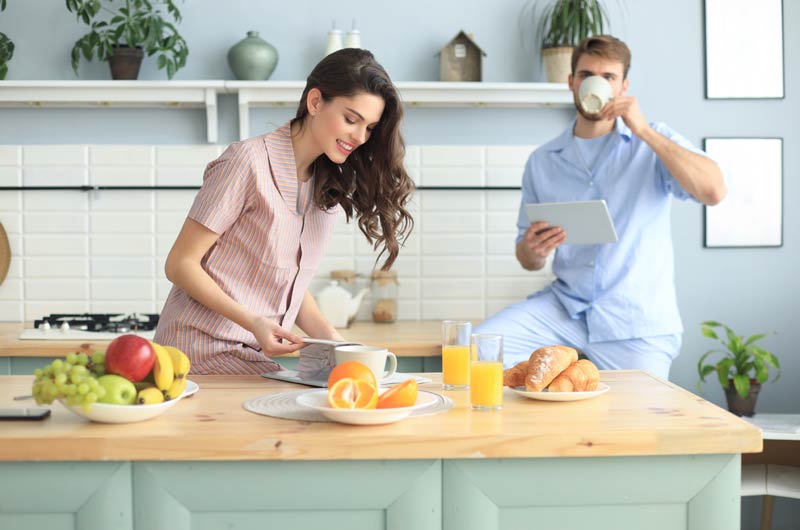 pareja-comiendo-fruta