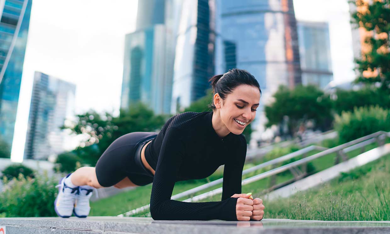 ¿Quieres fortalecer tu cuerpo? Te contamos cuáles son los 5 ejercicios isométricos más efectivos