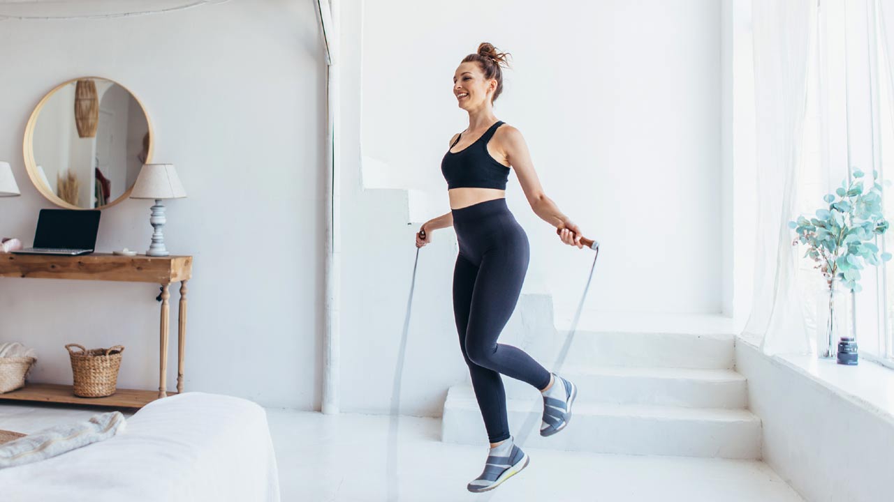 Ponte en forma en casa con este entrenamiento de 6 ejercicios aeróbicos