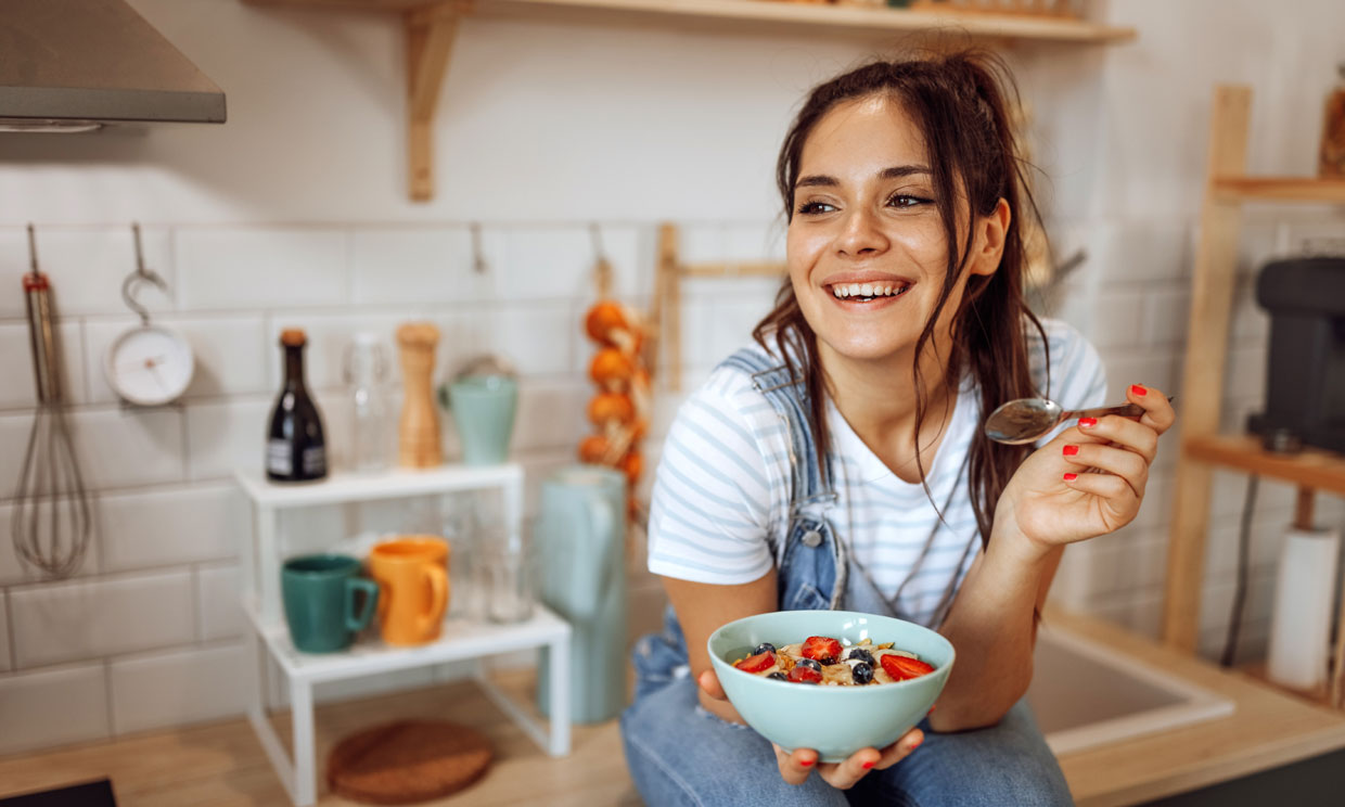 Chica comiendo fruta