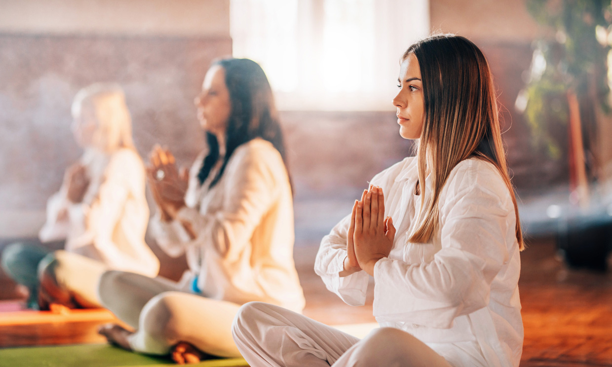 Chicas meditando