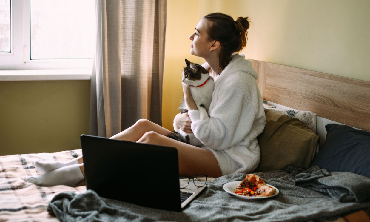 Chica con su gato en la cama