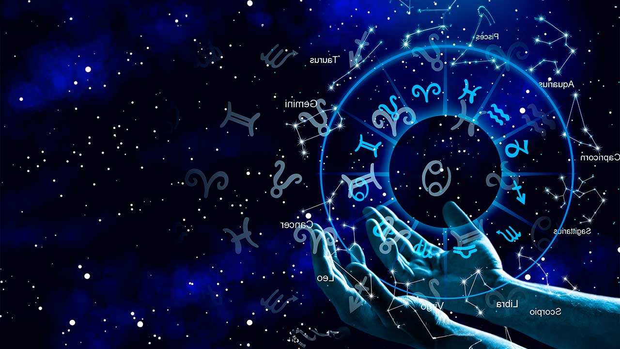 Unas manos extendidas parecen sostener la rueda de los 12 signos del Zodiaco