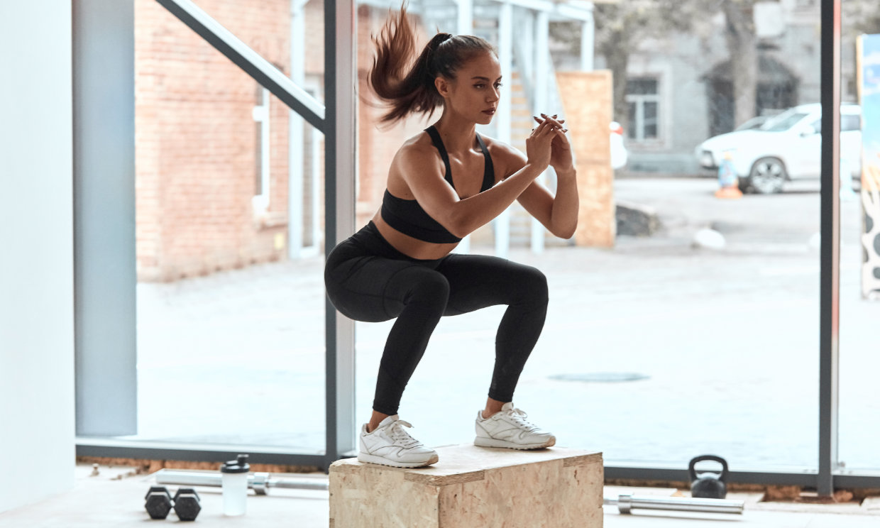 Mujer haciendo ejercicio pliometrico