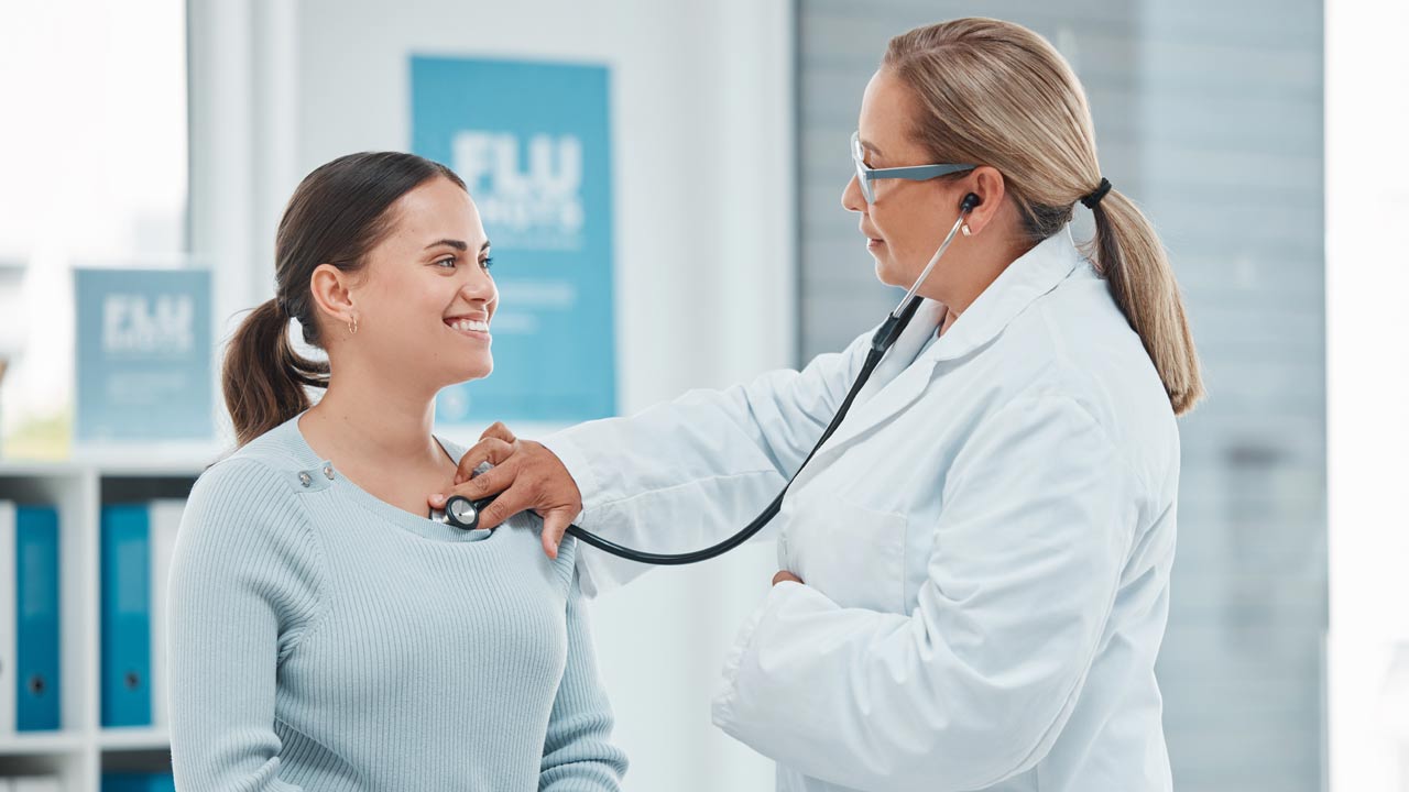 mujer en la consulta del médico