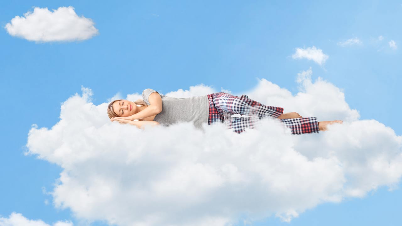 mujer durmiendo sobre las nubes