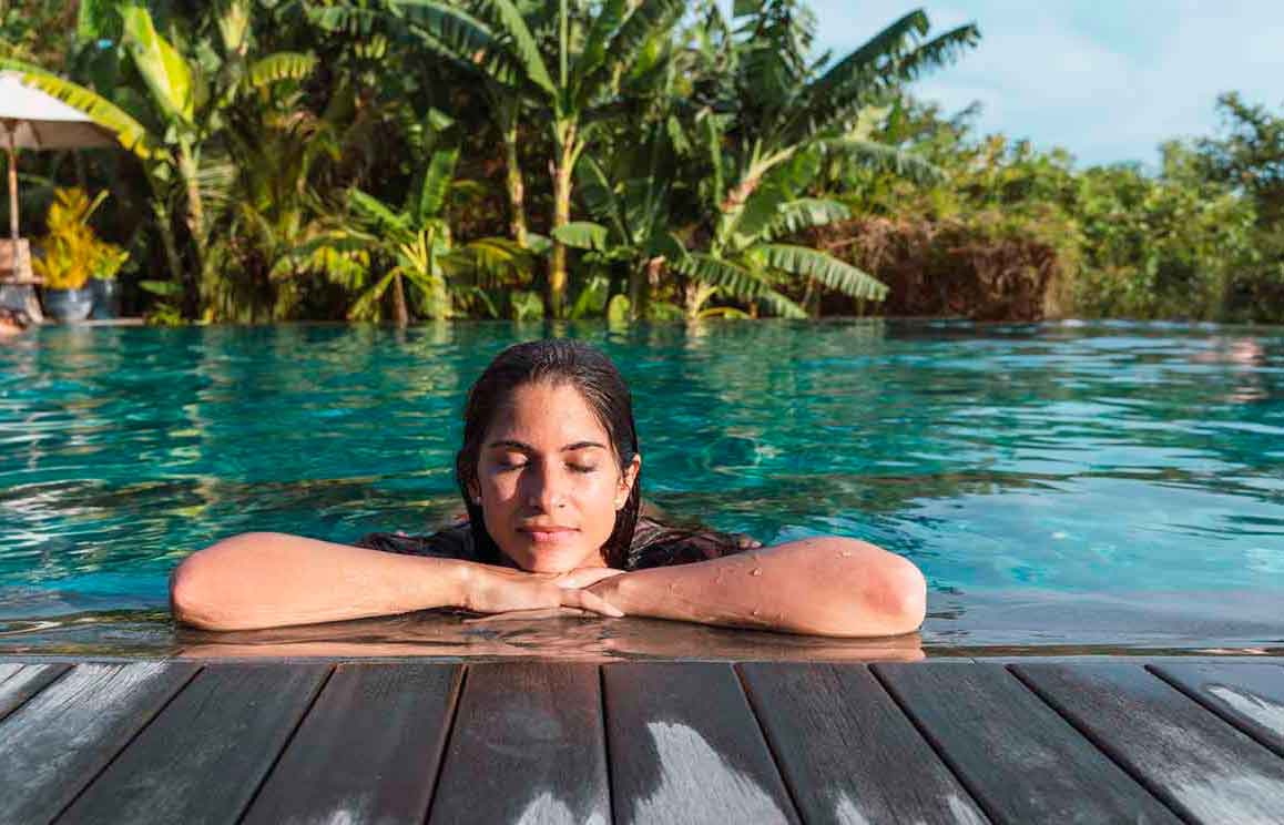 Chica serena en la piscina