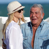 Un divertido encuentro: Roberto Cavalli se 'tropieza' con Elin Nordegren en Miami Beach