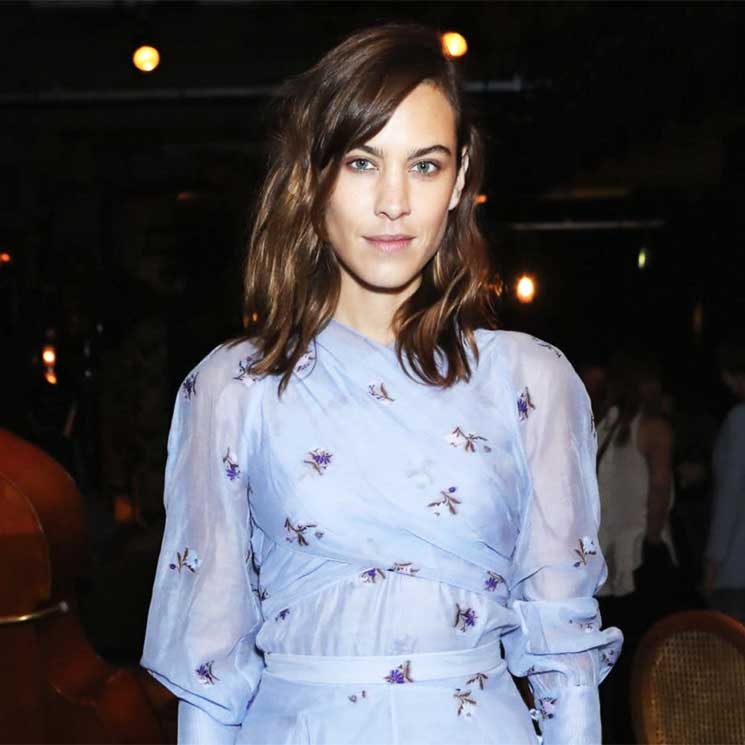 Alexa Chung enamora con un vestido de una de sus firmas favoritas