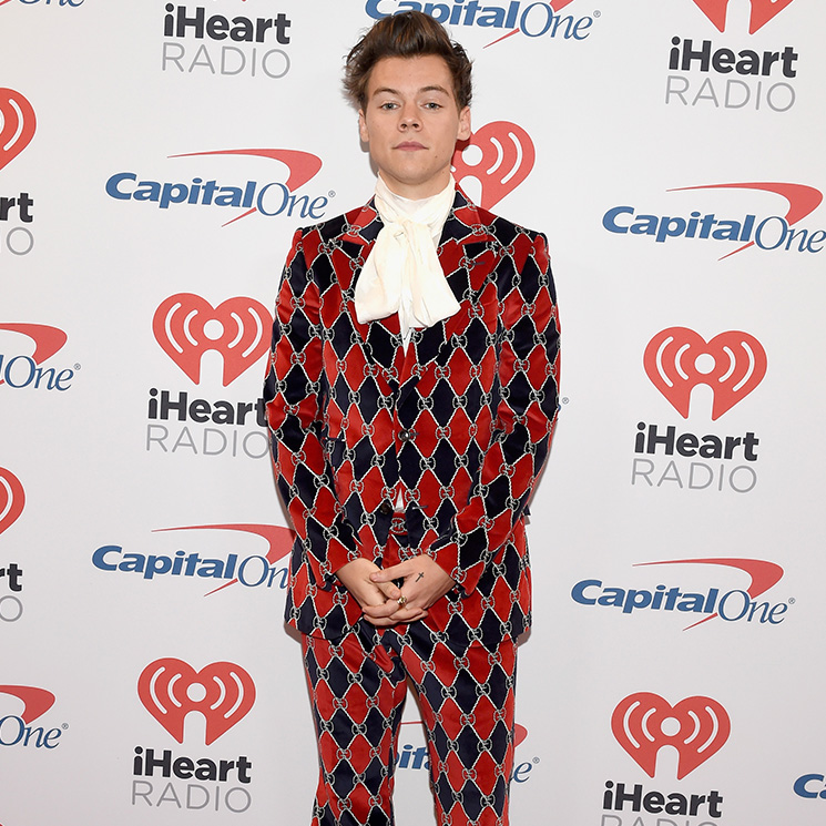 Ocho maneras de lucir un traje con estilo, por Harry Styles