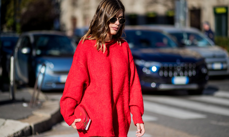 La nueva obsesión del 'street style': el 'total look' rojo incendia la calle y la pasarela