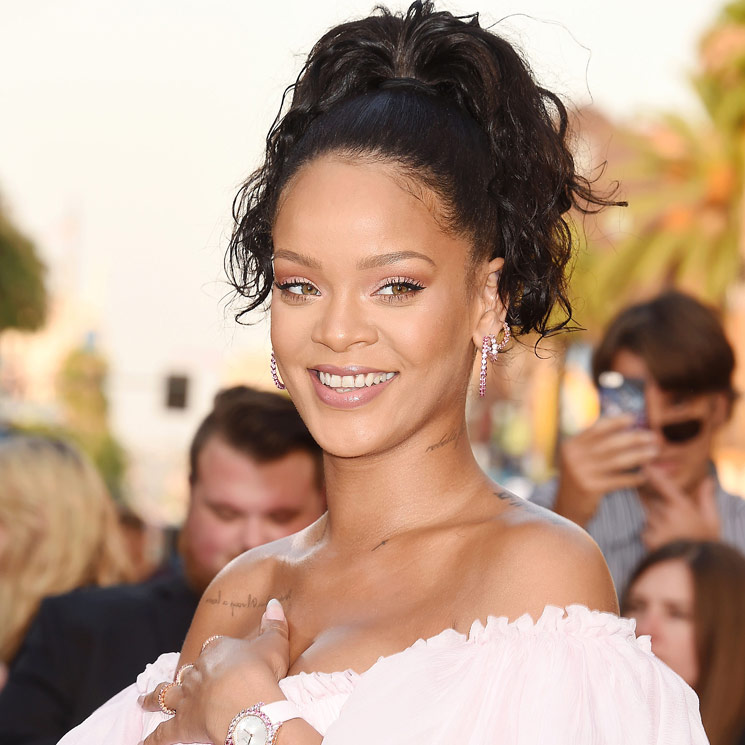 Rihanna tiene nuevo escote favorito, ¡y nosotros sabemos por qué!