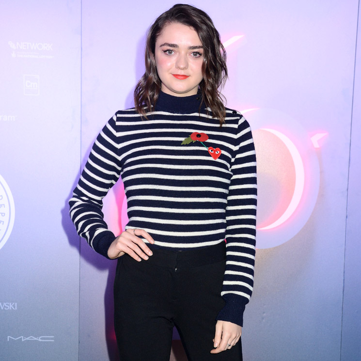 El último 'look' de Maisie Williams inspira el mejor 'shopping' tricolor