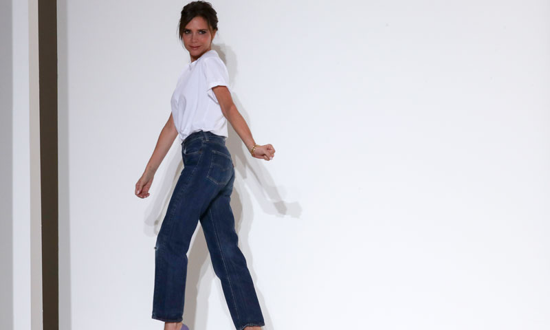 Victoria Beckham saludando tras uno de sus shows