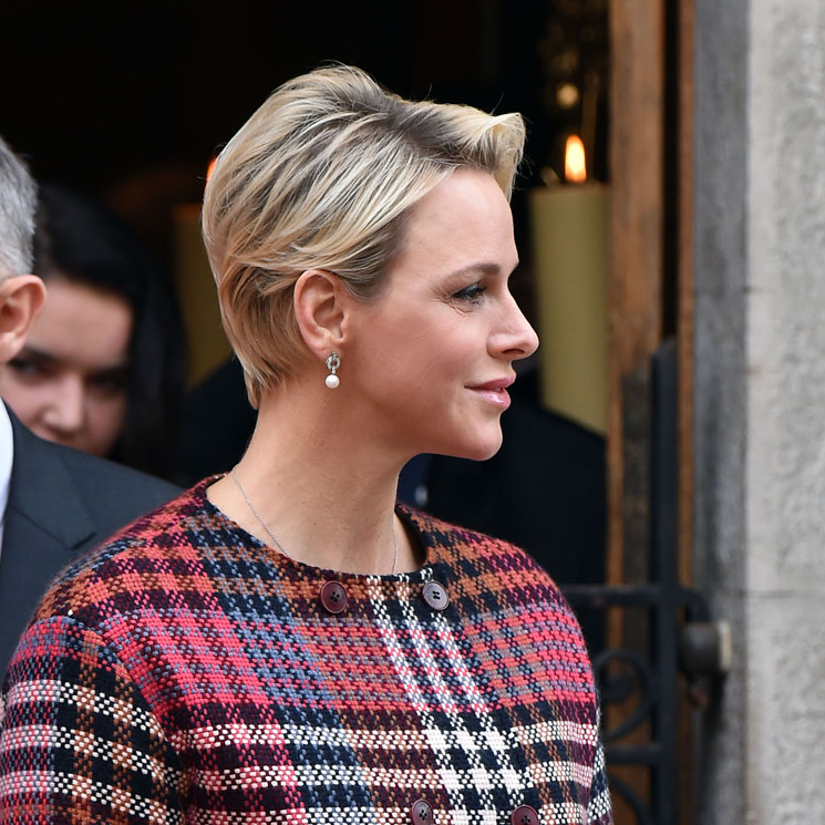 La princesa Charlene reaparece con un look que ha enamorado de pies a cabeza