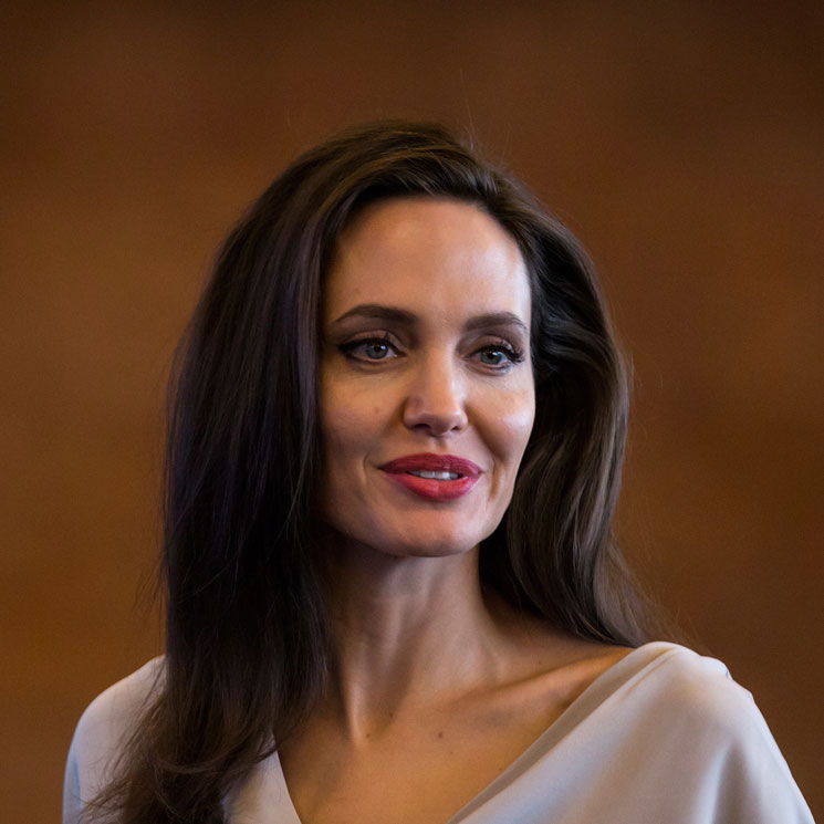 Angelina Jolie, espectacular con su 'look' en su regreso a la alfombra roja