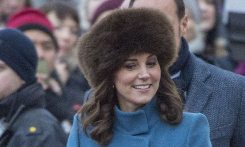 Kate Middleton con abrigo azul y complementos marrones