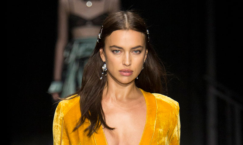 irina shayk desfile terciopelo