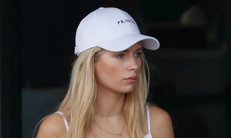 Lottie Moss convierte el chándal blanco en su 'look' más ibicenco