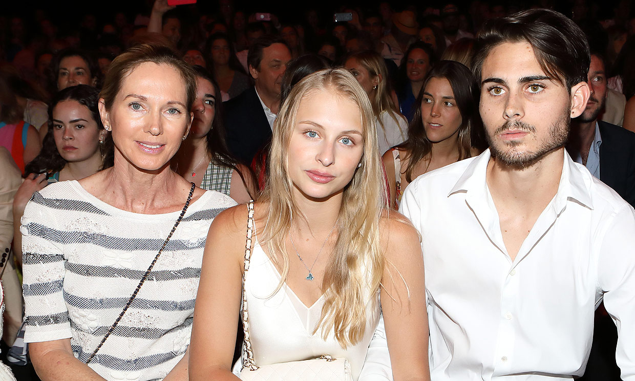 Miranda Rijnsburger, con su hijo Miguel y su novia en el 'front row' de Agatha Ruiz De La Prada