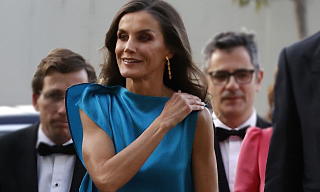 La reina Letizia brilla con un 'total look' de marca España (y rebajado) en su noche con el periodismo