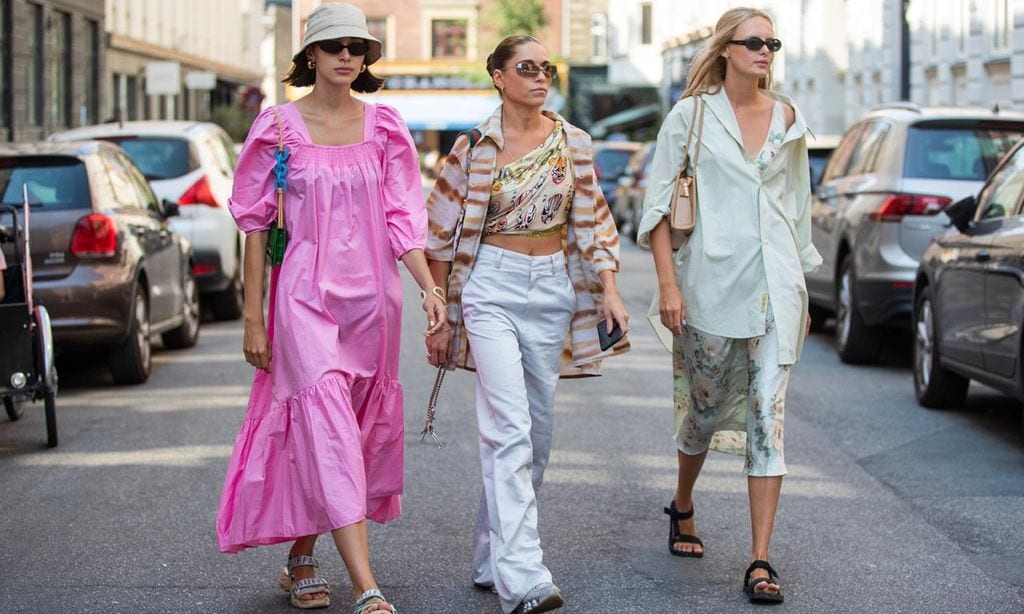 De los calcetines blancos a las camisas hawaianas: la ropa estilo ‘guiri’ es tendencia y nos encanta