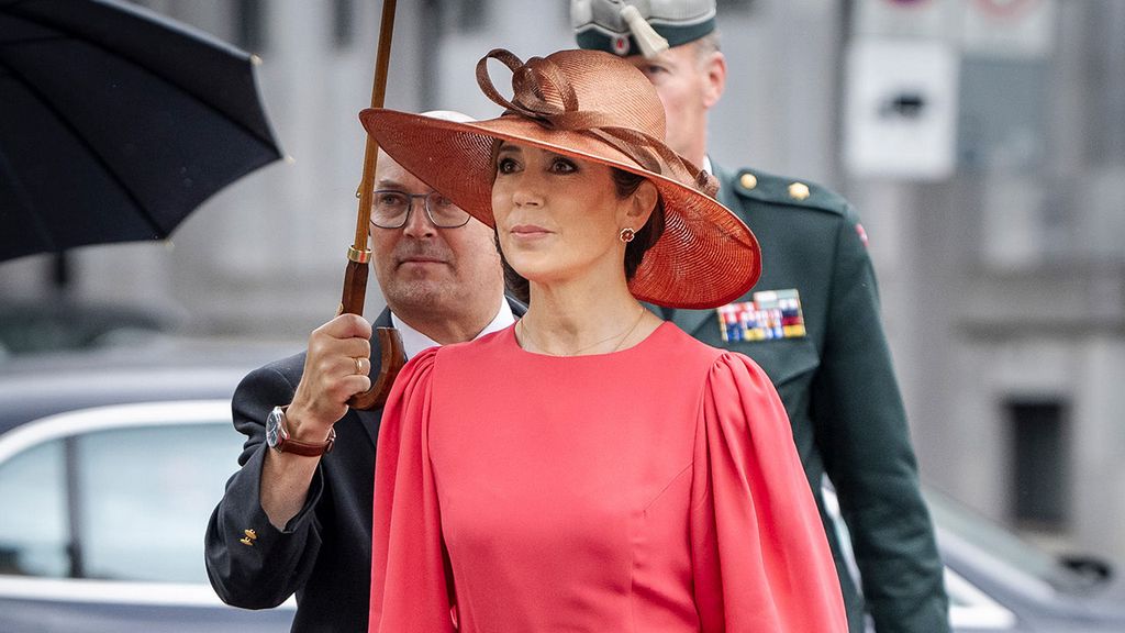 Mary de Dinamarca recicla un vestido liso con cinturón joya y pamela de fibras naturales