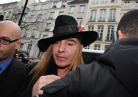 John Galliano emite un comunicado disculpándose por sus polémicos comentarios