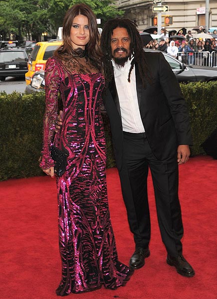 Isabeli Fontana Anuncia Su Compromiso Matrimonial Con Rohan Marley Hijo Del Mitico Cantante Bob Marley