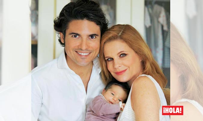 En ¡HOLA!, Olivia de Borbón y Julián Porras, en casa con su hija Flavia