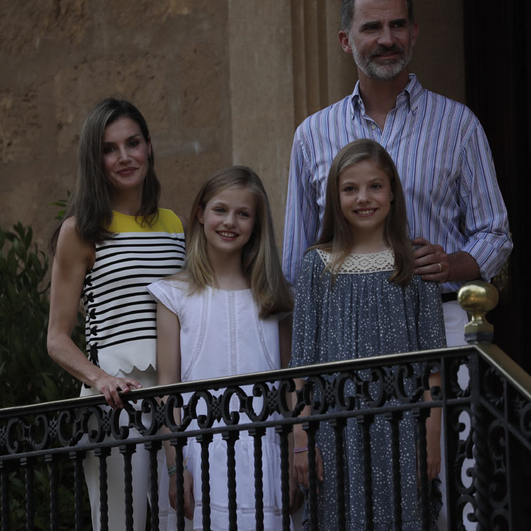 Doña Letizia confirma su look insignia en el posado de Marivent