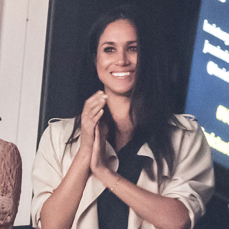 Meghan Markle, la gabardina de entretiempo y el look que funciona 24 horas