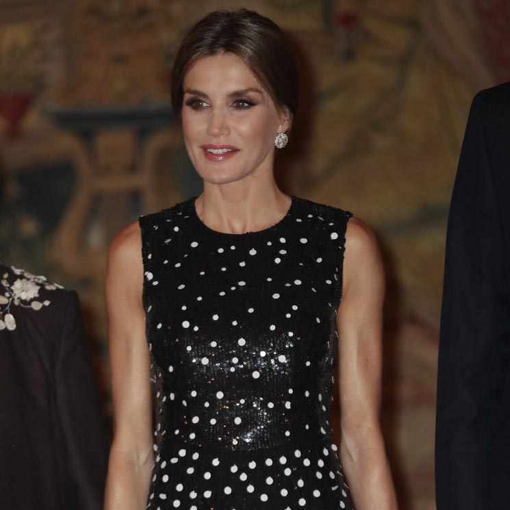 Un vestido negro de lentejuelas y falsos lunares, el último estreno de doña Letizia