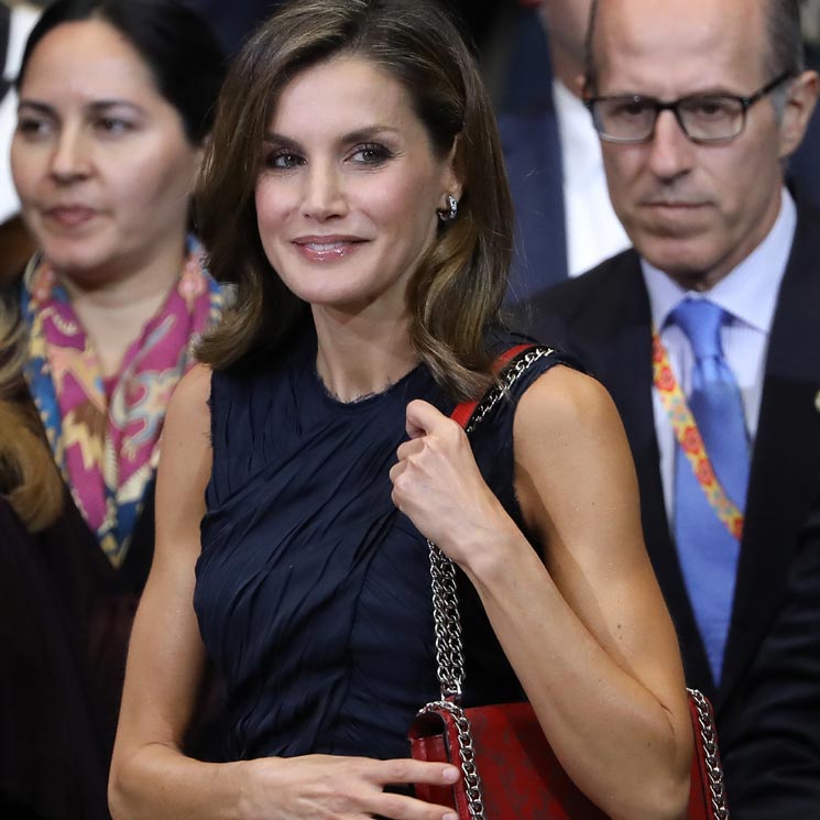 Looks reciclados y un estreno: La maleta de viaje de la reina Letizia en México